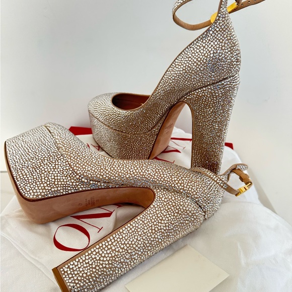 VALENTINO GARAVANI
Tan-Go Platform Pumps 155 New Box size IT 41 - Picture 13 of 16